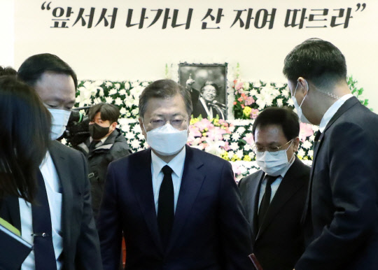 문재인 대통령이 17일 서울 종로구 서울대학교병원 장례식장에 마련된 고 백기완 통일문제연구소장 빈소를 조문한 뒤 빈소를 나서고 있다. 연합뉴스.